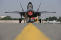 仏パリ郊外で開かれた航空ショーで、米ロッキード・マーチンの戦闘機F35を警備する米兵（2017年6月21日撮影）。(c)CHRISTOPHE ARCHAMBAULT / AFP