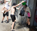 写真はウクライナ西部リビウ（Lviv）で若い女性に水をかける男性たち（2013年5月6日撮影）。(c)AFP/YURIY DYACHYSHYN