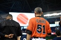 17MLB、ピッツバーグ・パイレーツ対マイアミ・マーリンズ。試合前の国歌斉唱に臨むマイアミ・マーリンズのイチロー（2017年4月30日撮影）。(c)AFP/Getty Images/Mark Brown