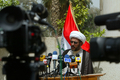 2008年4月7日、イラク・バグダッド（Baghdad）で記者会見する、イスラム教シーア（Shiite）派の反米指導者、ムクタダ・サドル（Moqtada al-Sadr）師の側近Salah al-Obeidi師。(c)AFP/AHMAD AL RUBAYE