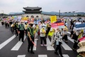 韓国・ソウルで抗議活動を行う世界平和統一家庭連合（旧統一教会）の信者ら（2022年8月18日撮影）。(c)Anthony WALLACE / AFP