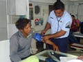 メキシコ海軍に救助され、血圧を測定する漁師（2015年10月31日撮影）。(c)AFP/MEXICAN NAVY