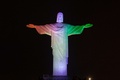 ブラジル・リオデジャネイロ（Rio de Janeiro）のコルコバード（Corcovado）の丘に立つ、コートジボワールの国旗の色に染め上げられた巨大なキリスト像（Christ the Redeemer、2014年6月11日撮影）。(c)AFP/YASUYOSHI CHIBA