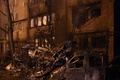 ロシア南西部エイスクの住宅地に墜落したスホイ34戦闘爆撃機の残骸（2022年10月17日撮影）。(c)STRINGER / AFP