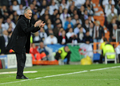 サッカー欧州チャンピオンズリーグ2011-12（UEFA Champions League 2011-12）は25日、準決勝第2戦が行われ、バイエルン・ミュンヘン（Bayern Munich）が2試合合計スコアを3-3として迎えたペナルティーキック（PK）戦でレアル・マドリード（Real Madrid）に3-1で勝利し、決勝進出を決めた。

選手を鼓舞するレアル・マドリードのジョゼ・モウリーニョ監督（Jose Mourinho、2012年4月25日撮影）。(c)AFP/CHRISTOF STACHE