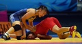 第17回アジア競技大会（17th Asian Games、Asiad）レスリング女子48キロ級決勝。孫亜楠（Sun Yanan、右）と対戦する登坂絵莉（Eri Tosaka、2014年9月27日撮影）。(c)AFP/INDRANIL MUKHERJEE