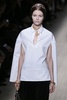 フランス・パリ市内で発表された「ヴァレンティノ（VALENTINO）」14年春夏コレクション（2013年10月1日撮影）。(c)AFP/PATRICK KOVARIK
