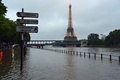 仏パリで、氾濫したセーヌ川とエッフェル塔（2016年6月1日撮影）。(c)AFP/BERTRAND GUAY