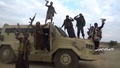 サウジアラビア南部ナジュランで、反政府武装組織フーシ派が分捕ったとされるサウジ主導の連合軍の軍用車両と、勝ちどきを上げるフーシ派戦闘員とされる画像。フーシ派傘下のアンサルラ・メディアセンターが公開した映像より（2019年9月29日公開）。(c)AFP PHOTO / HO / ANSARULLAH
