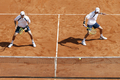 男子テニス、国別対抗戦のデビスカップ（Davis Cup 2012）は6日、ワールドグループ準々決勝が各地で行われ、米国はフランスとの通算成績を2勝1敗とした。

米国のボブ・ブライアン（Bob Bryan）/マイク・ブライアン（Mike Bryan）組が6-4、6-4、7-6でフランスのジュリアン・ベネトー（Julien Benneteau）/ミカエル・ロドラ（Michael Llodra）組に勝利した。

試合に臨む米国のボブ・ブライアン（左）とマイク・ブライアン（2012年4月7日撮影）。(c)AFP/SEBASTIEN NOGIER
