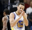 15-16NBA、サンアントニオ・スパーズ対ゴールデンステイト・ウォリアーズ。チームメートに拍手を送るゴールデンステイト・ウォリアーズのステフェン・カリー（2016年4月10日撮影）。(c)AFP/Getty Images/Ronald Cortes