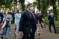 コスタリカを訪問し、同国の首都サンホセの公園を歩くスペインのペドロ・サンチェス首相（中央手前、2021年6月11日撮影）。(c)Ezequiel BECERRA / AFP