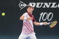 テニス、アデレード国際1、男子シングルス準々決勝。リターンを打つ西岡良仁（2023年1月6日撮影）。(c)Brenton EDWARDS / AFP