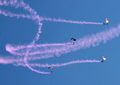 韓国は1日、「国軍の日（Armed Forces Day）」61周年を迎え、鶏龍（Gyeryong）の陸海空軍本部で記念式典が開かれた。式典に出席した李明博（Lee Myung-bak、イ・ミョンバク）韓国大統領は軍に対し、北朝鮮は韓国に対する脅しを多様化させるだろうと述べ、北朝鮮は最近和平案を提案しているものの、警戒を怠らないよう促した。

写真は鶏龍で開かれた「国軍の日」61周年記念式典で、パラシュート降下する韓国軍特殊部隊の兵士（2009年10月1日撮影）。(c)AFP/JUNG YEON-JE