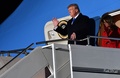 英ロンドン・スタンステッド空港に到着したドナルド・トランプ大統領とメラニア夫人（2019年12月2日撮影）。(c)Nicholas Kamm / AFP