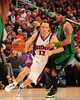 09-10NBA、フェニックス・サンズ（%%Phoenix Suns%%）対ボストン・セルティックス（%%Boston Celtics%%）。試合はサンズが116-98で勝利した、敗れたセルティックスは3連敗。写真はセルティックスのエディー・ハウス（%%Eddie House%%）にドライブを仕掛けるサンズのスティーブ・ナッシュ（%%Steve Nash%%、左）。（2009年12月30日撮影）(c)AFP/Getty Images/NBAE/Barry Gossage