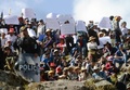 ペルー南東部のクスコで再現された「インティ・ライミ」の儀式に抗議する教員たちとそれに対峙する機動隊（2017年6月24日撮影）。(c)AFP/CRIS BOURONCLE