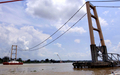 インドネシア・東カリマンタン（East Kalimantan）州サマリンダ（Samarinda）で、道路部分が崩壊し主塔だけが残されたクタイ・カルタネガラ（Kutai Kartanegara）橋（2011年11月27日撮影）。(c)AFP/KALTIMPOST/Adi Chandra