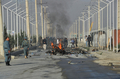アフガニスタン首都カブール（Kabul）の自爆攻撃現場を調べる警察官と当局者（2012年9月18日撮影）。(c)AFP/Massoud HOSSAINI