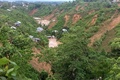 バングラデシュ南東部のランガマティで、土砂崩れに巻き込まれた住居（2017年6月13日撮影）。(c)AFP