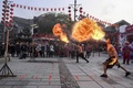 輪に向かって火を吹く挑戦者ら（2019年1月21日撮影）。(c)CNS/蒋徳先