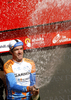 第64回ブエルタ・ア・エスパーニャ（%%64th Vuelta a Espana%%）第20ステージ（トレド、27.8キロメートル個人タイムトライアル）。ガーミン・スリップストリーム（%%Garmin - Slipstream%%）のデーヴィット・ミラー（%%David Millar%%、英国）が、35分53秒でステージ優勝した。

　ケースデパーニュ（%%Caisse d’Epargne%%）のアレハンドロ・バルベルデ（%%Alejandro Valverde%%、スペイン）は、ミラーと36秒差の36分29秒を記録しステージを7位で終え、合計タイムを84時間10分32秒として総合首位を守った。写真はステージ優勝を果たし、表彰台でシャンパンを振るガーミン・スリップストリームのデーヴィット・ミラー。（2009年9月19日撮影）(c)AFP/JAIME REINA