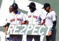 14MLB、ボストン・レッドソックス（Boston Red Sox）対ニューヨーク・ヤンキース（New York Yankees）。試合前にボストン・レッドソックスのクサンダー・ボーハルツ（Xander Bogaerts、左）とデビッド・オーティス（David Ortiz、中央）からチーム全員のサインが入ったグリーンモンスターの一部を贈呈されるニューヨーク・ヤンキースのデレク・ジーター（Derek Jeter、2014年9月28日撮影）。(c)AFP/Getty Images/Elsa