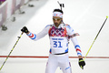 ソチ冬季五輪、バイアスロン男子20キロ個人決勝。フィニッシュラインを通過したマルタン・フールカデ（Martin Fourcade、2014年2月13日撮影）。(c)AFP/PIERRE-PHILIPPE MARCOU