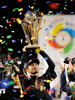第2回ワールド・ベースボール・クラシック（%%2009 World Baseball Classic%%）決勝、韓国を延長10回5-3で下し、大会連覇を果たしてトロフィーを掲げる日本のイチロー（%%Ichiro Suzuki%%）。（2009年3月23日撮影）(c)AFP/Getty Images/Kevork Djansezian