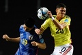 サッカーU-20W杯、グループC、日本対コロンビア。コロンビアのダニエル・ルナ（右）とボールを競る高井幸大（2023年5月24日撮影）。(c)LUIS ROBAYO / AFP