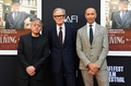 米ハリウッドで開催された映画祭に出席した、日本出身の英国人作家カズオ・イシグロ氏（左）と俳優のビル・ナイ（中央、2022年11月6日撮影）。(c)VALERIE MACON / AFP