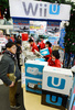 任天堂（Nintendo）は8日、家庭用ゲーム機「Wii」の第2世代となる「Wii U」を発売した。全国の家電販売店には同ゲーム機をいち早く手にしようと数百人が列を成した。

写真は、都内の販売店で「Wii U」を購入する人々（2012年12月8日撮影）。(c)AFP/Toru YAMANAKA