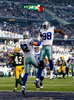 13NFL第15週、ダラス・カウボーイズ（Dallas Cowboys）対グリーンベイ・パッカーズ（Green Bay Packers）。タッチダウンを決め、チームメートのデズ・ブライアント（Dez Bryant、右）と喜び合うダラス・カウボーイズのジェイソン・ウィテン（Jason Witten、2013年12月15日撮影）。(c)AFP/Getty Images/Tom Pennington