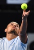 テニス、ブリスベン国際、男子シングルス決勝でサーブトスを上げるニック・キリオス（2018年1月7日撮影）。(c)AFP/Saeed KHAN