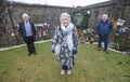 アイルランド・チュアムに設けられた、元母子生活支援施設の敷地内に埋められたとされる約800人の子どもの追悼廟を訪れた元入所者ら（2021年1月13日撮影）。(c)Paul Faith / AFP
