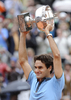 全仏オープンテニス2009（%%French Open 2009%%）男子シングルス決勝。大会第2シードのロジャー・フェデラー（%%Roger Federer%%、スイス）は、大会第23シードのロビン・ソデルリング（%%Robin Soderling%%、スウェーデン）と対戦。フェデラーは6-1、7-6、6-4で全仏初優勝を果たし、ピート・サンプラス（%%Pete Sampras%%、米国）氏の持つグランドスラム最多優勝記録（14勝）に並ぶと同時に、史上6人目の生涯グランドスラム（4大大会全制覇）を達成した。写真は表彰式でトロフィーを掲げるロジャー・フェデラー。（2009年6月7日撮影）(c)AFP/BERTRAND GUAY