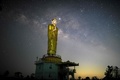 ミャンマーのタイチーで、仏像の頭上に広がる天の川（2019年4月9日撮影）。(c)Ye Aung THU / AFP