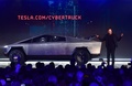 米カリフォルニア州でテスラの完全電気自動車「サイバートラック」を披露するイーロン・マスクCEO（2019年11月21日撮影）。(c)Frederic J. BROWN / AFP