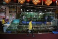 香港・西貢のレストランでいけすの前を歩く従業員（2015年7月26日撮影）。(c)AFP/ISAAC LAWRENCE