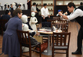 分身ロボット「オリヒメディー」と写真を撮るカフェの来客（2018年11月26日撮影）。(c)AFPBB News/Yoko Akiyoshi