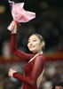 写真は、花束を手に観衆の声援に応える安藤。(c)AFP/YOSHIKAZU TSUNO