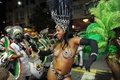 南米ウルグアイの首都モンテビデオ（Montevideo）で行われた、カーニバルの開幕パレードで踊るダンサー（2014年1月25日撮影）。(c)AFP/Miguel ROJO