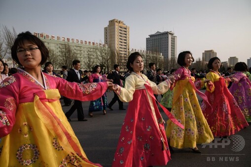北朝鮮で集団ダンス、故金正日氏の委員長就任25周年祝い 写真17枚 国際