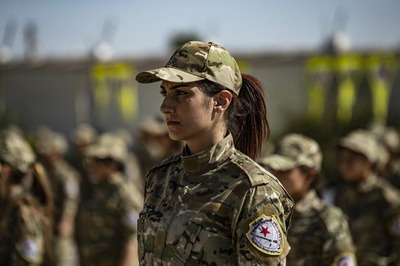シリア民兵組織の女性兵ら、士官学校の卒業式に出席