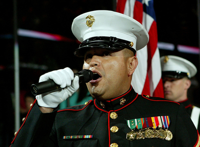 スタンレー杯・第5戦を前に米国海兵隊二等軍曹が国歌独唱