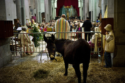 ヘルメットをかぶった聖母マリア？ 英ウェールズ