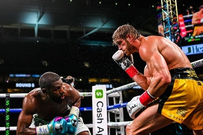 メイウェザー氏、ユーチューバー圧倒も勝敗つかず 米でエキシビ