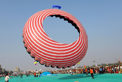 おもしろカイトが空を乱舞、インドで「国際たこ揚げ大会」開幕