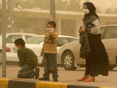 クウェートで砂嵐、視界不良の港は閉鎖