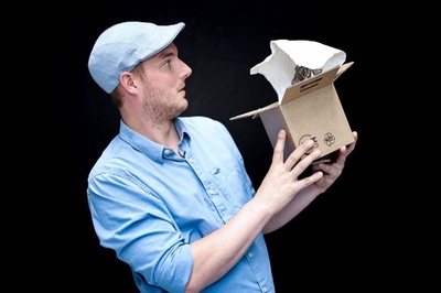 「丸めた紙」が動き出す…素朴なマジックが観客を魅了